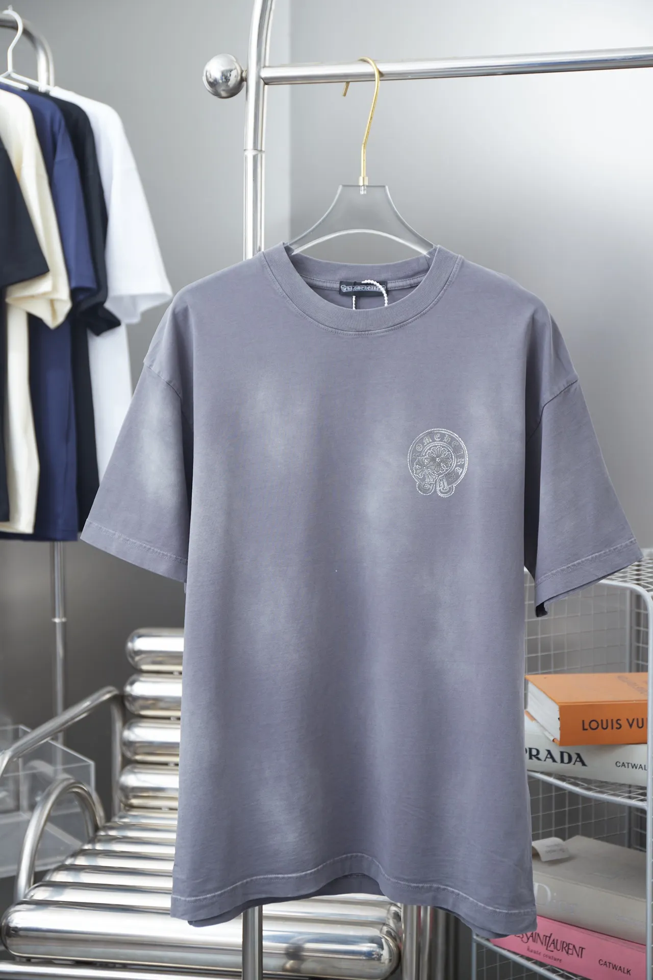 🅿️230 Chrome Hearte 25SS early spring new style, canvas Chrome Hearte hot diamond short sleeves, light luxury, a must-have item for daily commuting for men and women, correct version, welcome to compare, detailed features · 280g 100% pure cotton double yarn jersey fabric · Special thickened 32 pieces of double-strand 1X1 thread in the same vat custom dyeing · Imported Australian matte pearlescent diamond ➕ canvas patch. Ready-made garments are dyed. Then do the faded fried snowflake process, then wash it to make it look old. Common washing improves the effect · Double-needle stitching and cross-stitch process · Original main mark, washed tag, branded moisture-proof paper packaging Color: black/blue/grey Size: S/M/L/XL